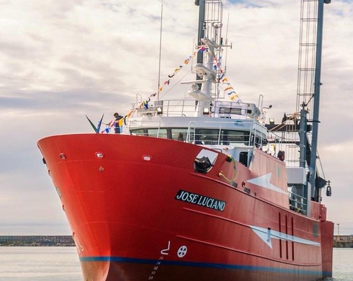 Buque pesquero José Luciano atracado en puerto, detalle de proa y equipamiento